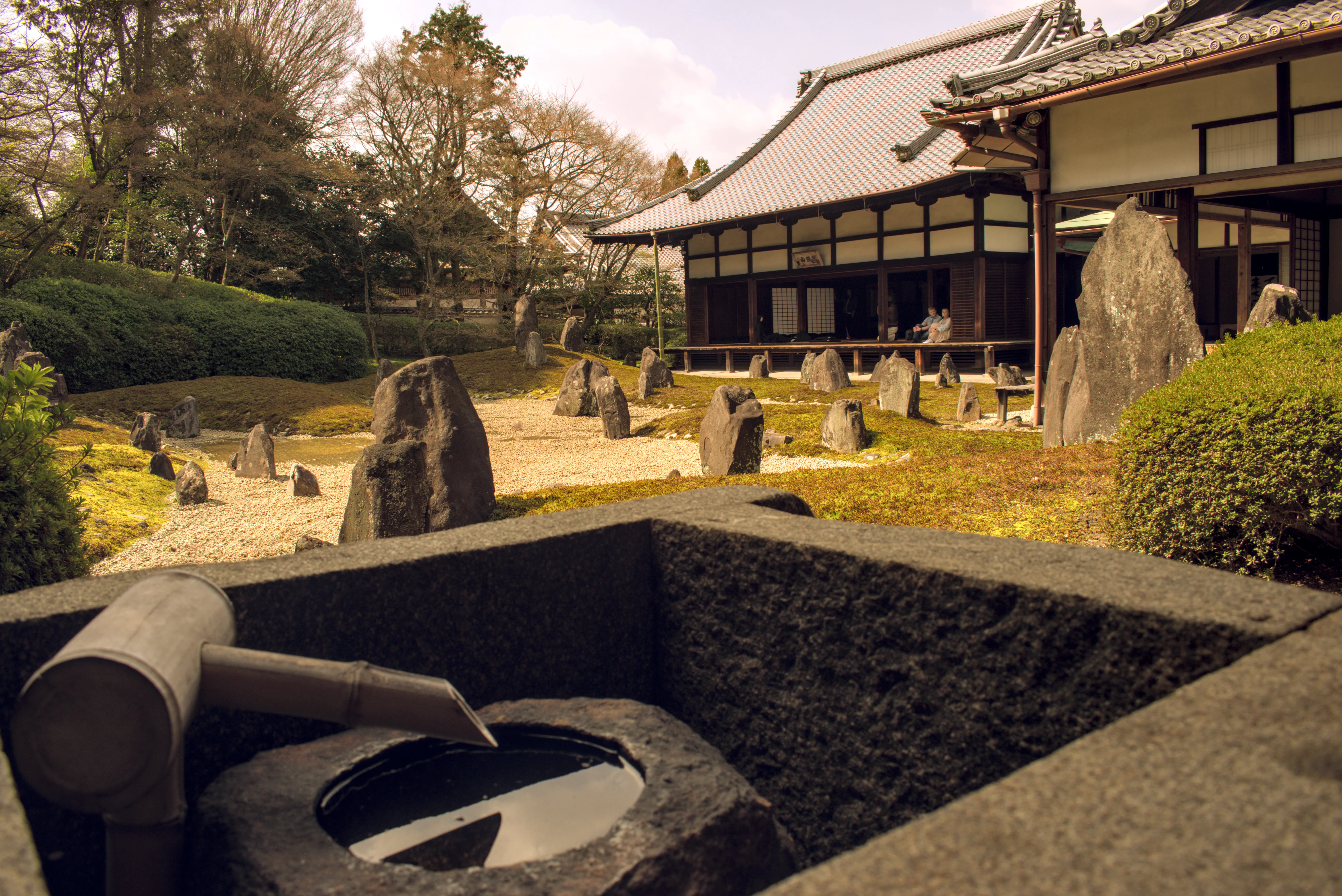 Beautiful small zen garden in Kōmyō-in makes one's heart feel refreshed.
